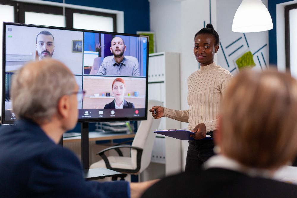 Salle de visioconférence moderne avec écrans connectés
